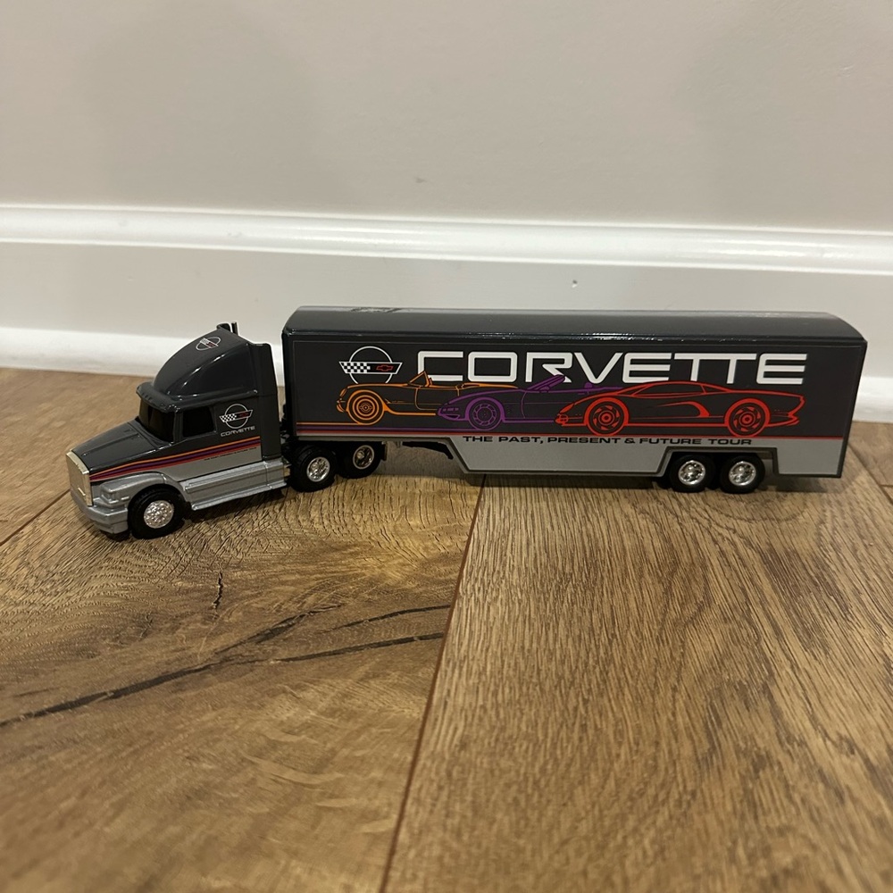 ERTL Die Cast 1993 1/64 White GMC Tractor Trailer Corvette Dream Drive Tour T403